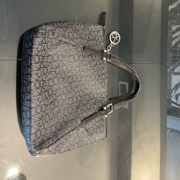 CLASSIC Calvin Klein purse. Authentic. Excellent Condition. SALE! - Picture 3 of 4